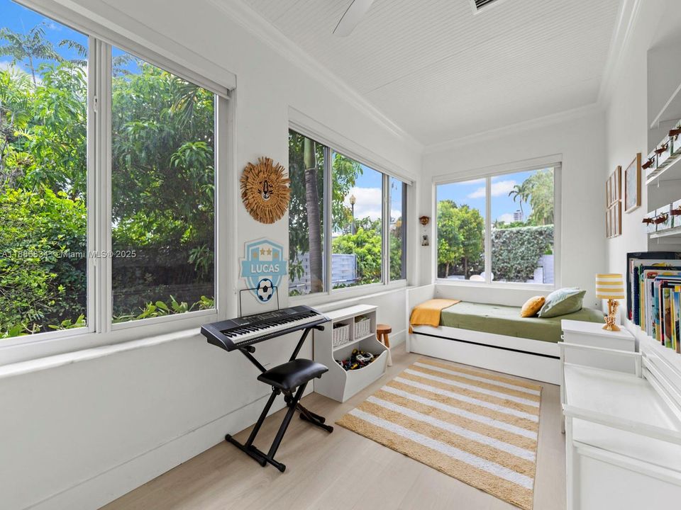 For Sale: $2,950,000 (3 beds, 2 baths, 1722 Square Feet)