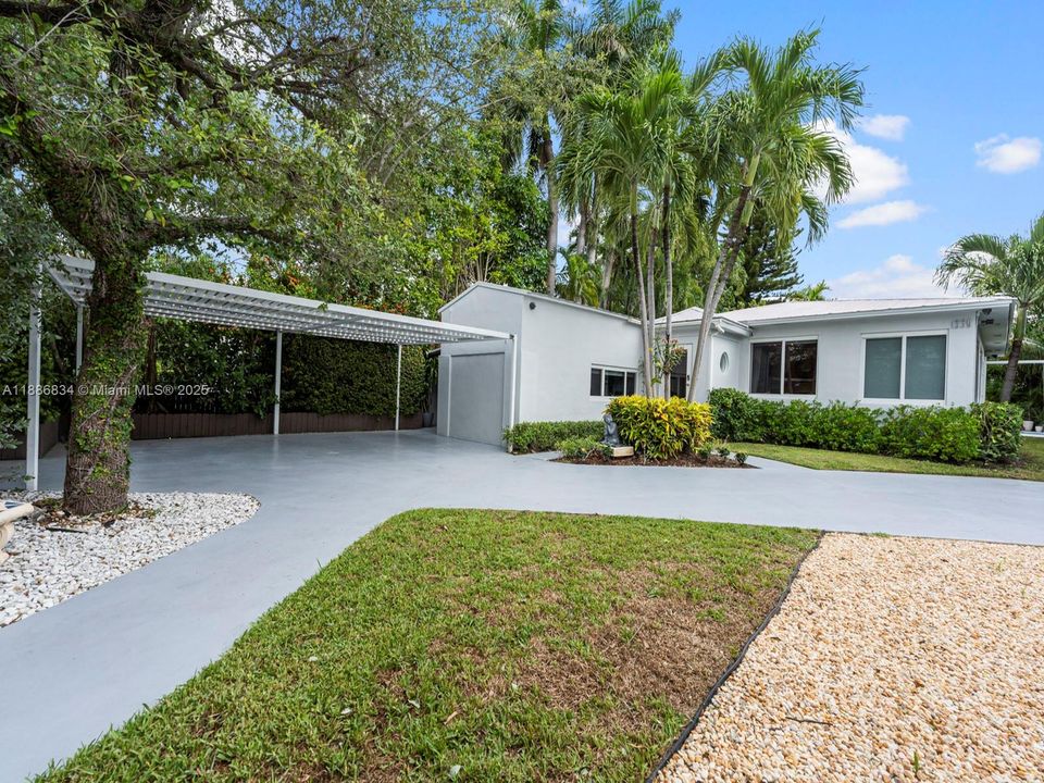 For Sale: $2,950,000 (3 beds, 2 baths, 1722 Square Feet)