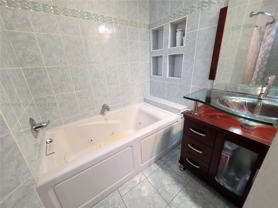 合同活跃: $585,000 (3 贝兹, 2 浴室, 1377 平方英尺)