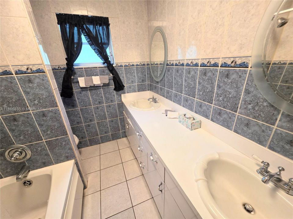 合同活跃: $585,000 (3 贝兹, 2 浴室, 1377 平方英尺)