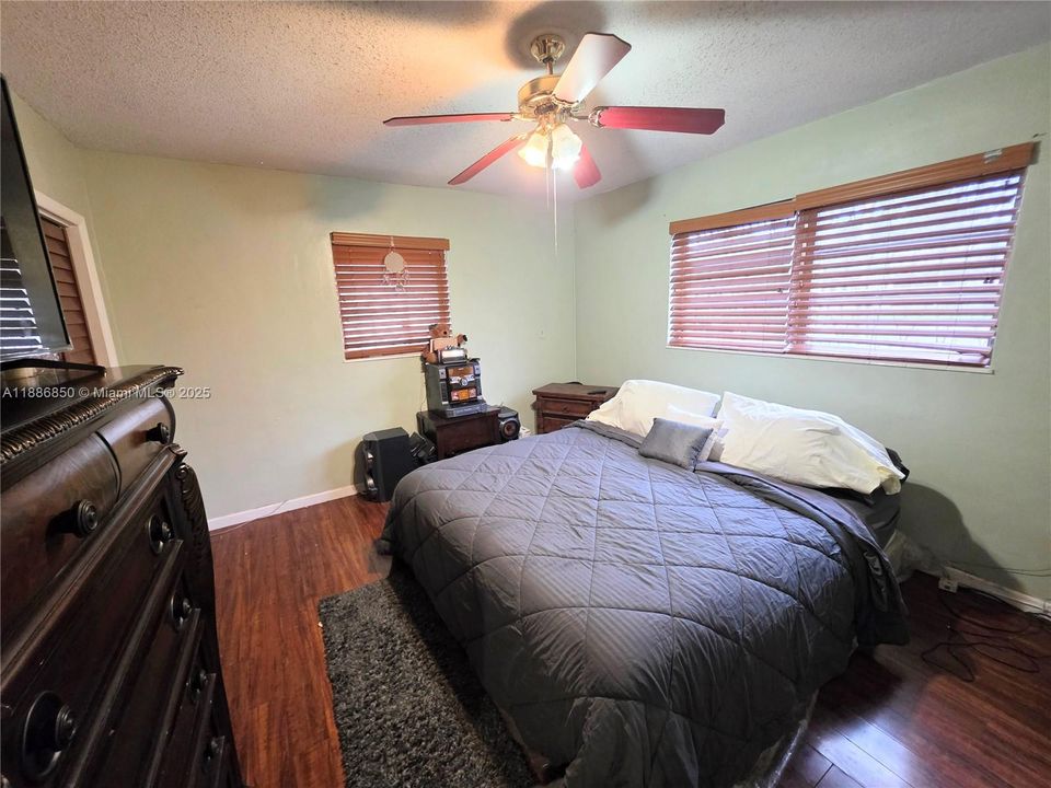 合同活跃: $585,000 (3 贝兹, 2 浴室, 1377 平方英尺)