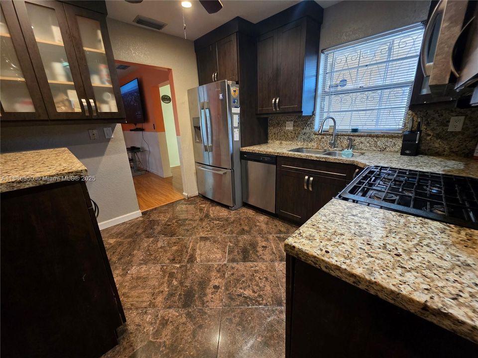 合同活跃: $585,000 (3 贝兹, 2 浴室, 1377 平方英尺)