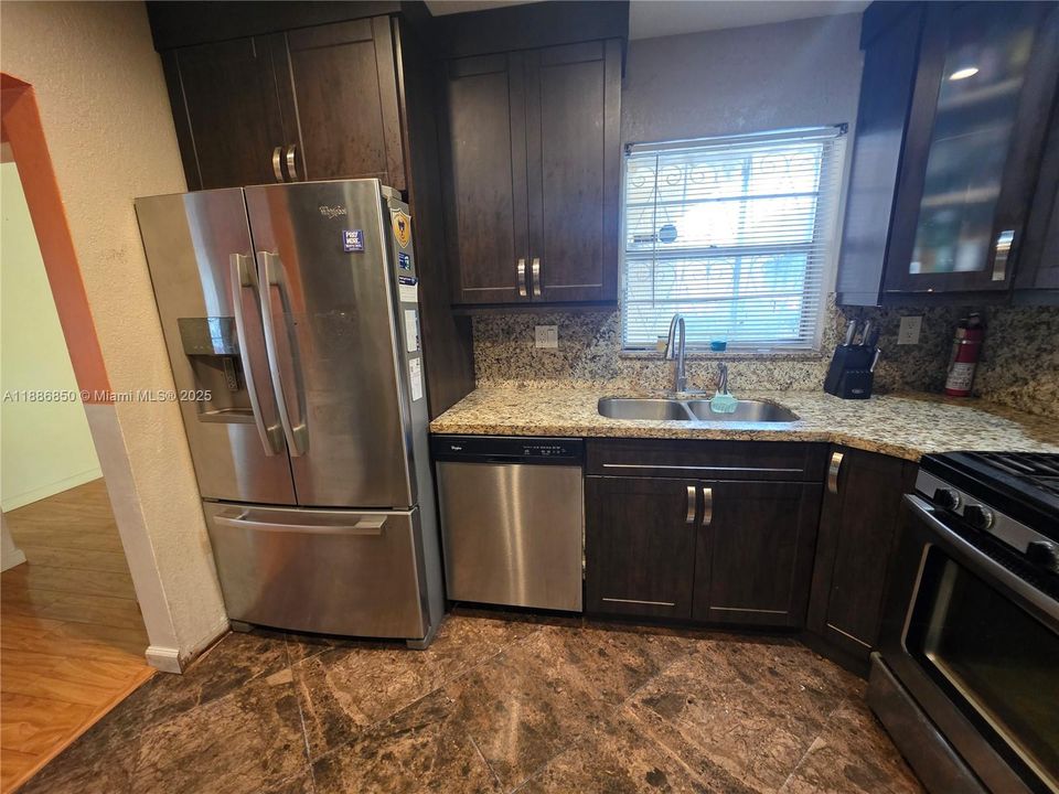 合同活跃: $585,000 (3 贝兹, 2 浴室, 1377 平方英尺)