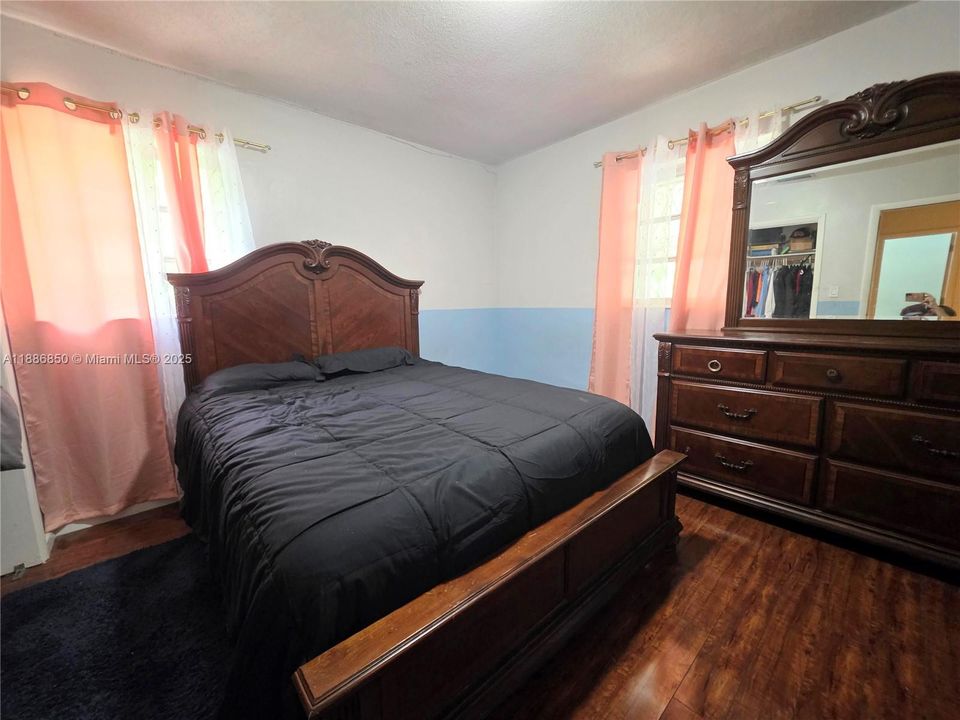 合同活跃: $585,000 (3 贝兹, 2 浴室, 1377 平方英尺)