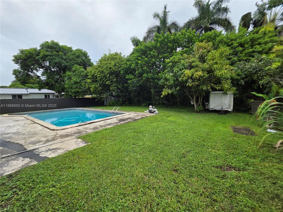 合同活跃: $585,000 (3 贝兹, 2 浴室, 1377 平方英尺)