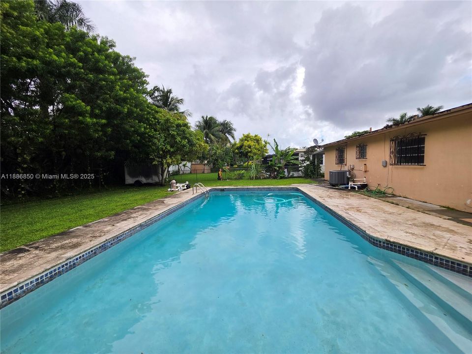 合同活跃: $585,000 (3 贝兹, 2 浴室, 1377 平方英尺)