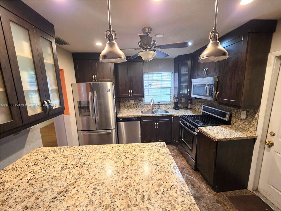 合同活跃: $585,000 (3 贝兹, 2 浴室, 1377 平方英尺)