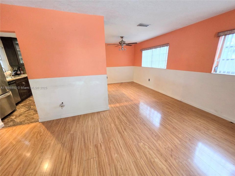 合同活跃: $585,000 (3 贝兹, 2 浴室, 1377 平方英尺)