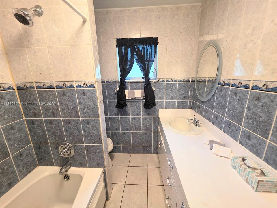 合同活跃: $585,000 (3 贝兹, 2 浴室, 1377 平方英尺)