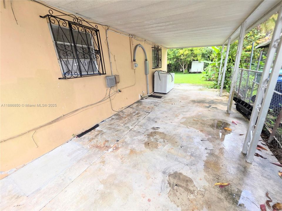 合同活跃: $585,000 (3 贝兹, 2 浴室, 1377 平方英尺)