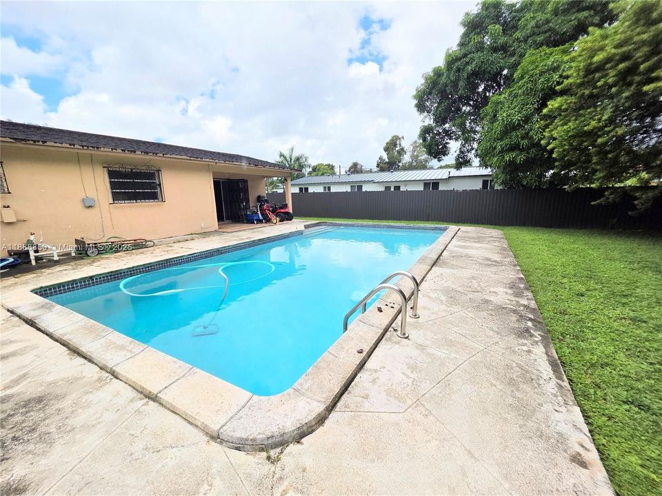 合同活跃: $585,000 (3 贝兹, 2 浴室, 1377 平方英尺)