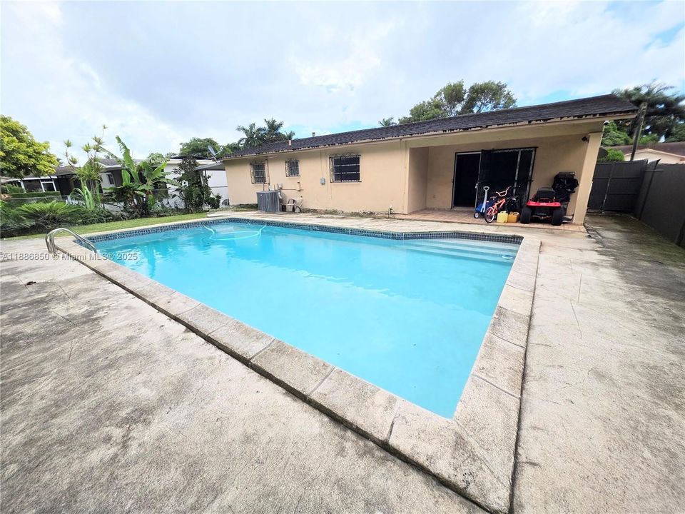 合同活跃: $585,000 (3 贝兹, 2 浴室, 1377 平方英尺)