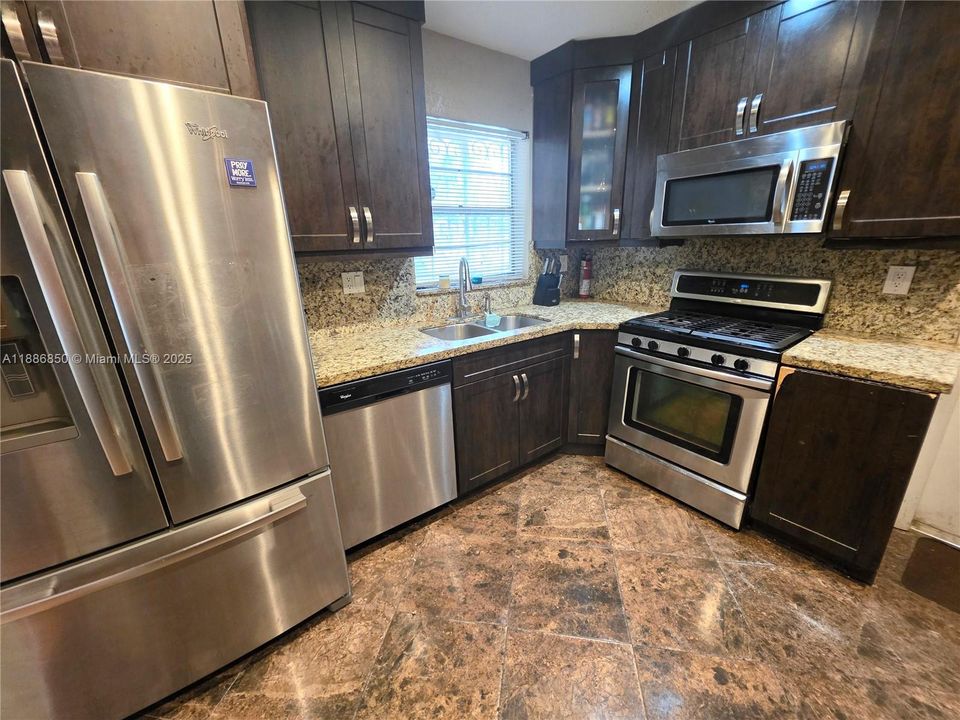 合同活跃: $585,000 (3 贝兹, 2 浴室, 1377 平方英尺)