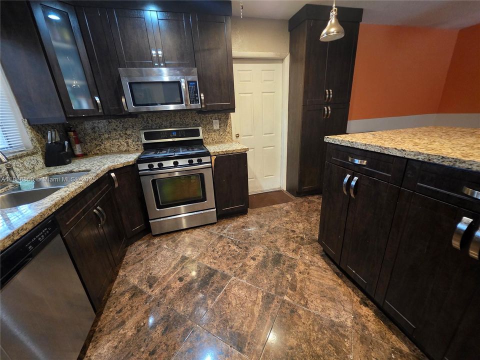 合同活跃: $585,000 (3 贝兹, 2 浴室, 1377 平方英尺)