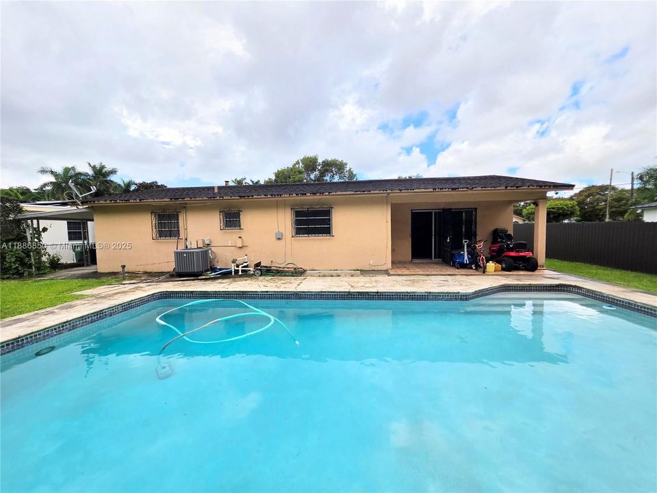 合同活跃: $585,000 (3 贝兹, 2 浴室, 1377 平方英尺)