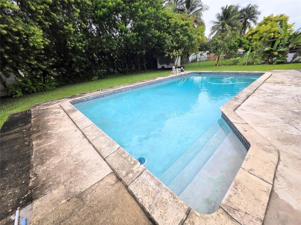 合同活跃: $585,000 (3 贝兹, 2 浴室, 1377 平方英尺)