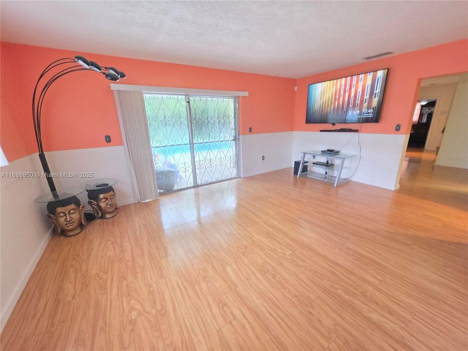 合同活跃: $585,000 (3 贝兹, 2 浴室, 1377 平方英尺)