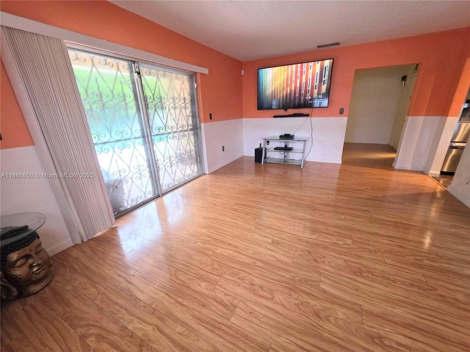 合同活跃: $585,000 (3 贝兹, 2 浴室, 1377 平方英尺)