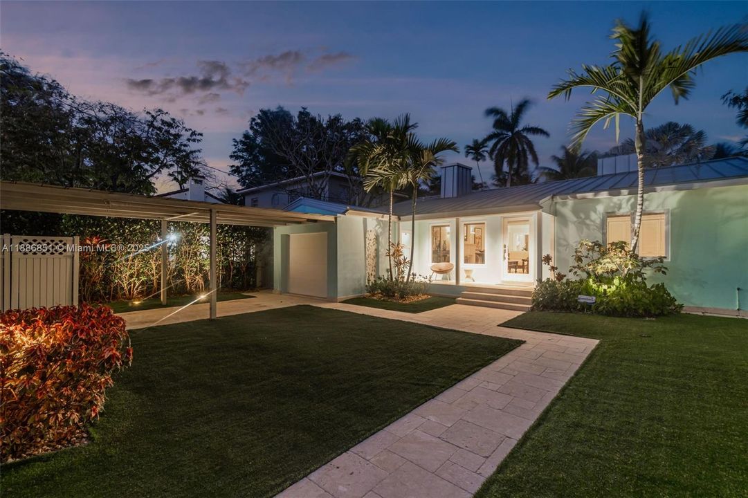 Recently Sold: $2,590,000 (3 beds, 2 baths, 1622 Square Feet)