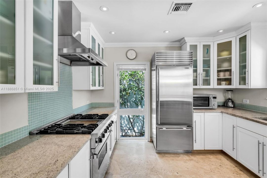 Recently Sold: $2,590,000 (3 beds, 2 baths, 1622 Square Feet)