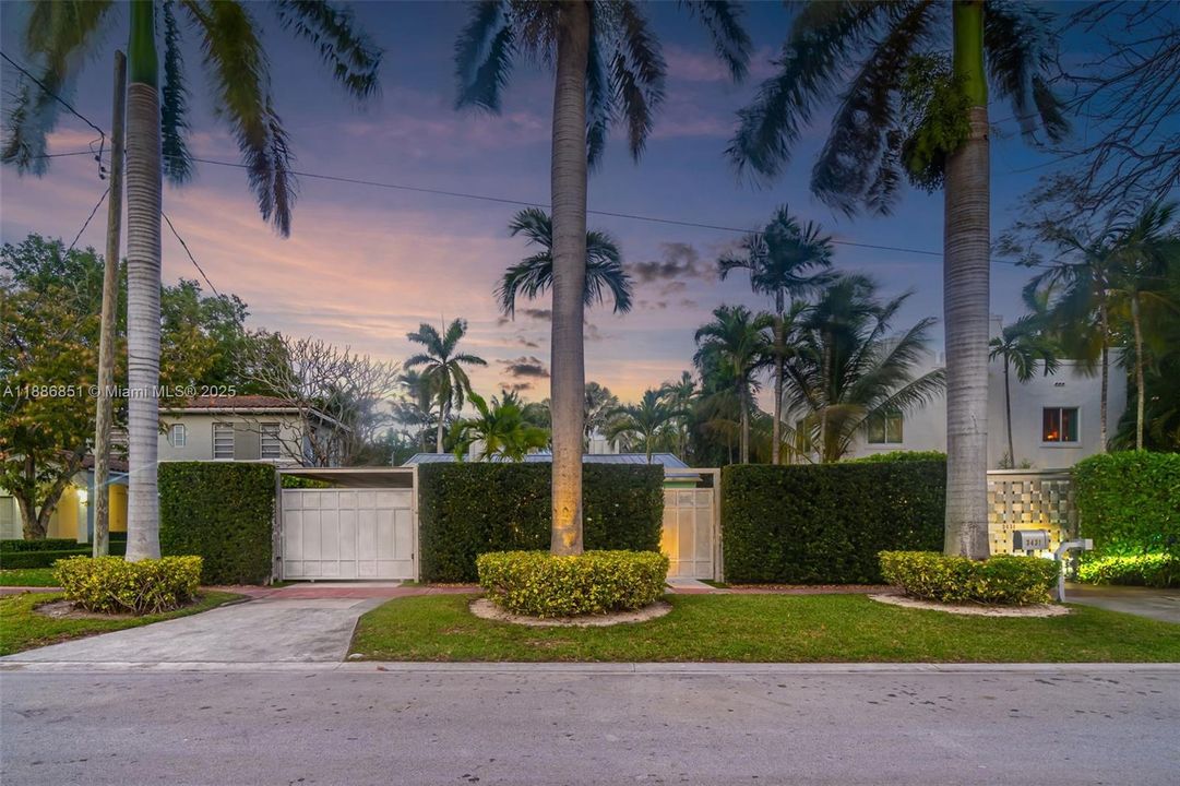 Recently Sold: $2,590,000 (3 beds, 2 baths, 1622 Square Feet)
