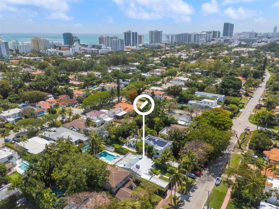 Recently Sold: $2,590,000 (3 beds, 2 baths, 1622 Square Feet)