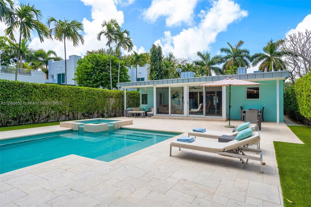 Recently Sold: $2,590,000 (3 beds, 2 baths, 1622 Square Feet)