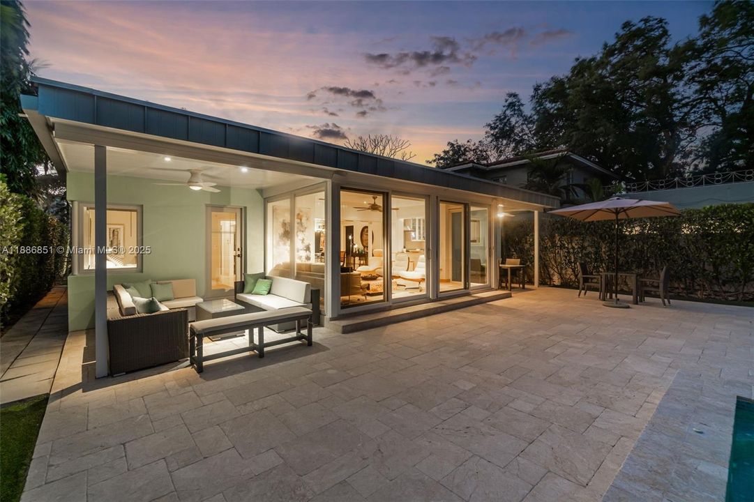 Recently Sold: $2,590,000 (3 beds, 2 baths, 1622 Square Feet)