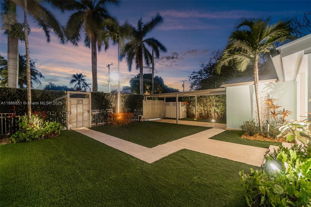 Recently Sold: $2,590,000 (3 beds, 2 baths, 1622 Square Feet)
