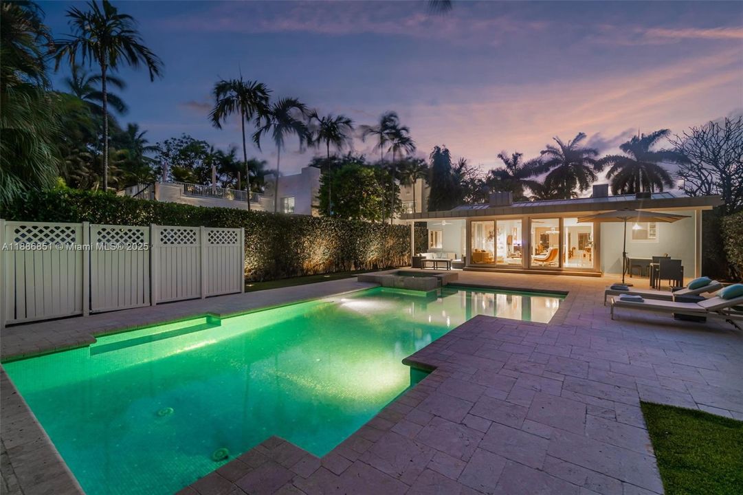 Recently Sold: $2,590,000 (3 beds, 2 baths, 1622 Square Feet)