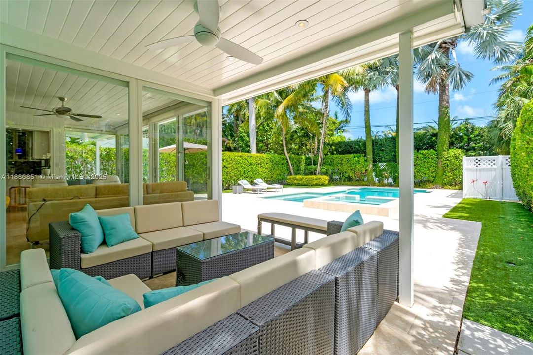 Recently Sold: $2,590,000 (3 beds, 2 baths, 1622 Square Feet)