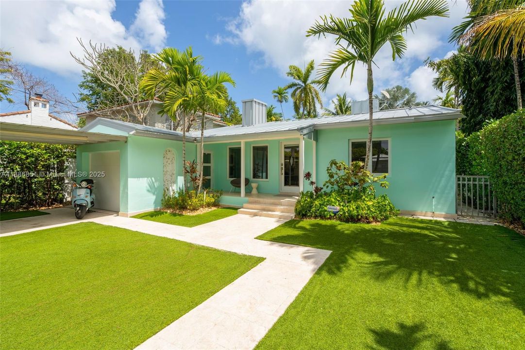 Recently Sold: $2,590,000 (3 beds, 2 baths, 1622 Square Feet)