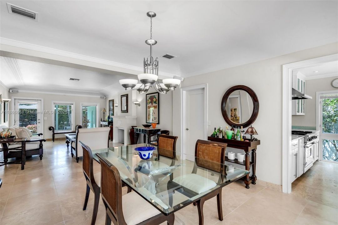 Recently Sold: $2,590,000 (3 beds, 2 baths, 1622 Square Feet)
