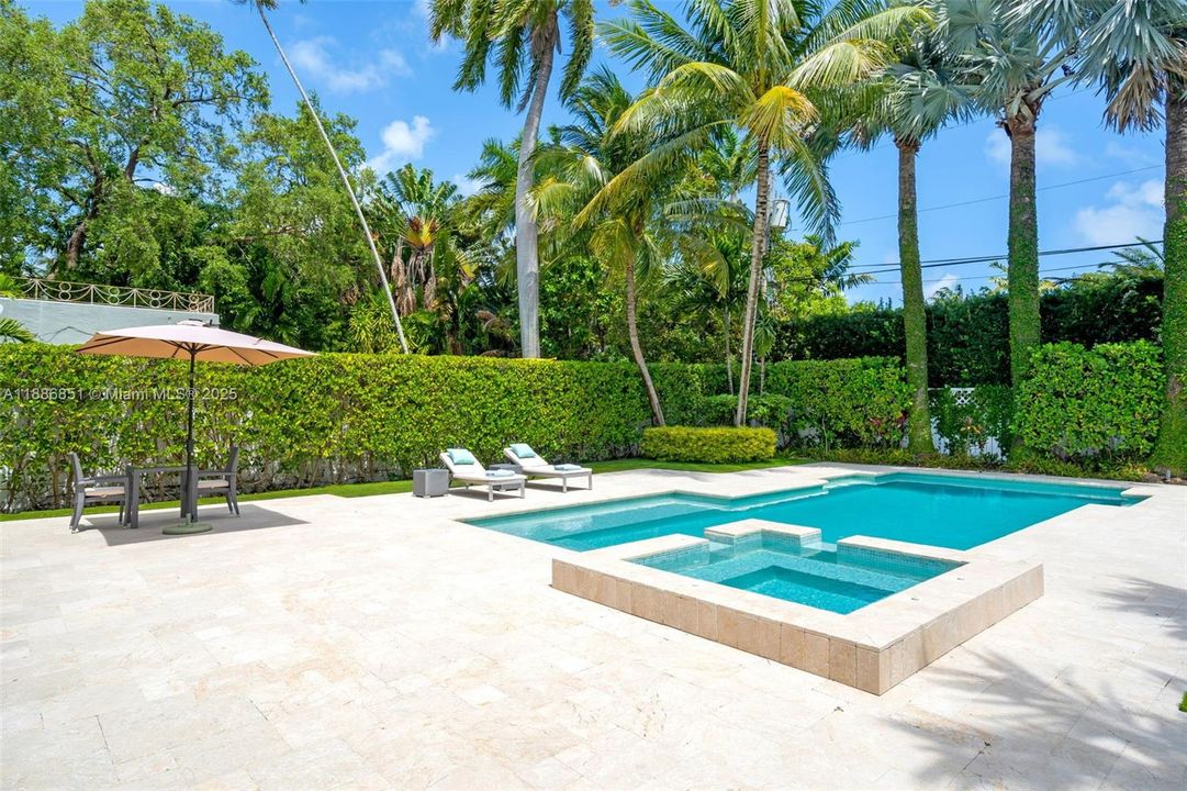 Recently Sold: $2,590,000 (3 beds, 2 baths, 1622 Square Feet)