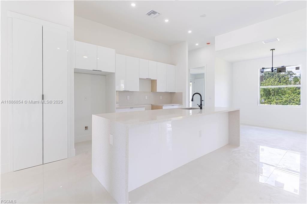 合同活跃: $374,990 (3 贝兹, 3 浴室, 0 平方英尺)