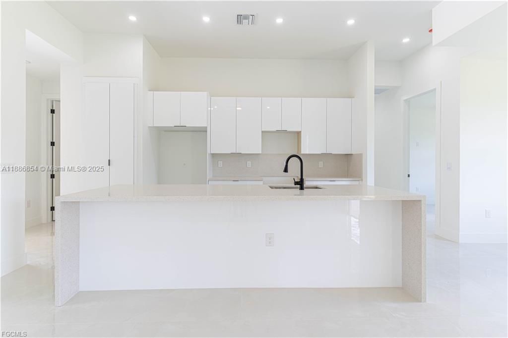 合同活跃: $374,990 (3 贝兹, 3 浴室, 0 平方英尺)