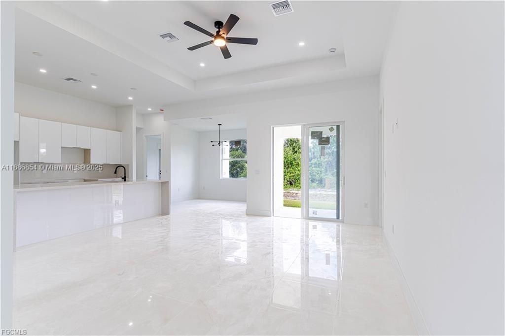 合同活跃: $374,990 (3 贝兹, 3 浴室, 0 平方英尺)