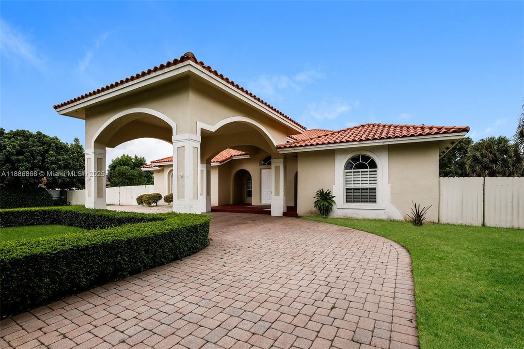 Recientemente alquilado: $3,675 (5 camas, 3 baños, 2600 Pies cuadrados)