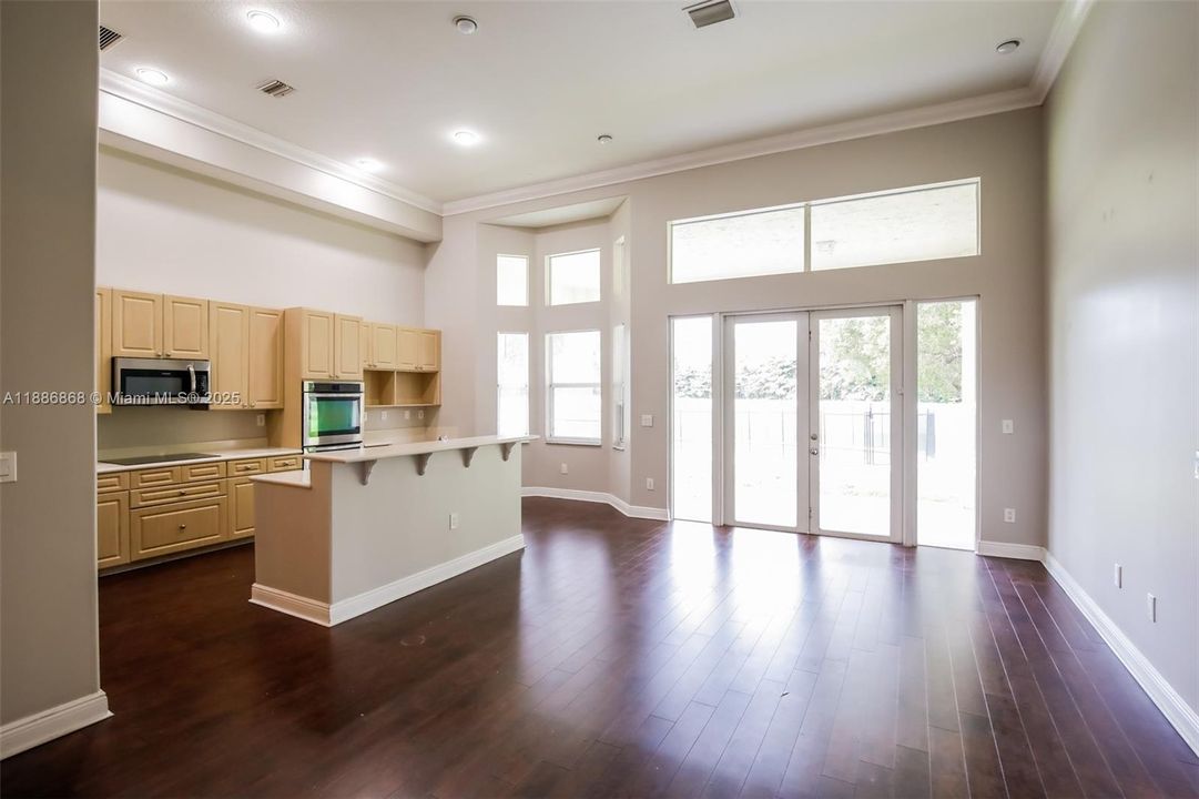 Recientemente alquilado: $3,675 (5 camas, 3 baños, 2600 Pies cuadrados)