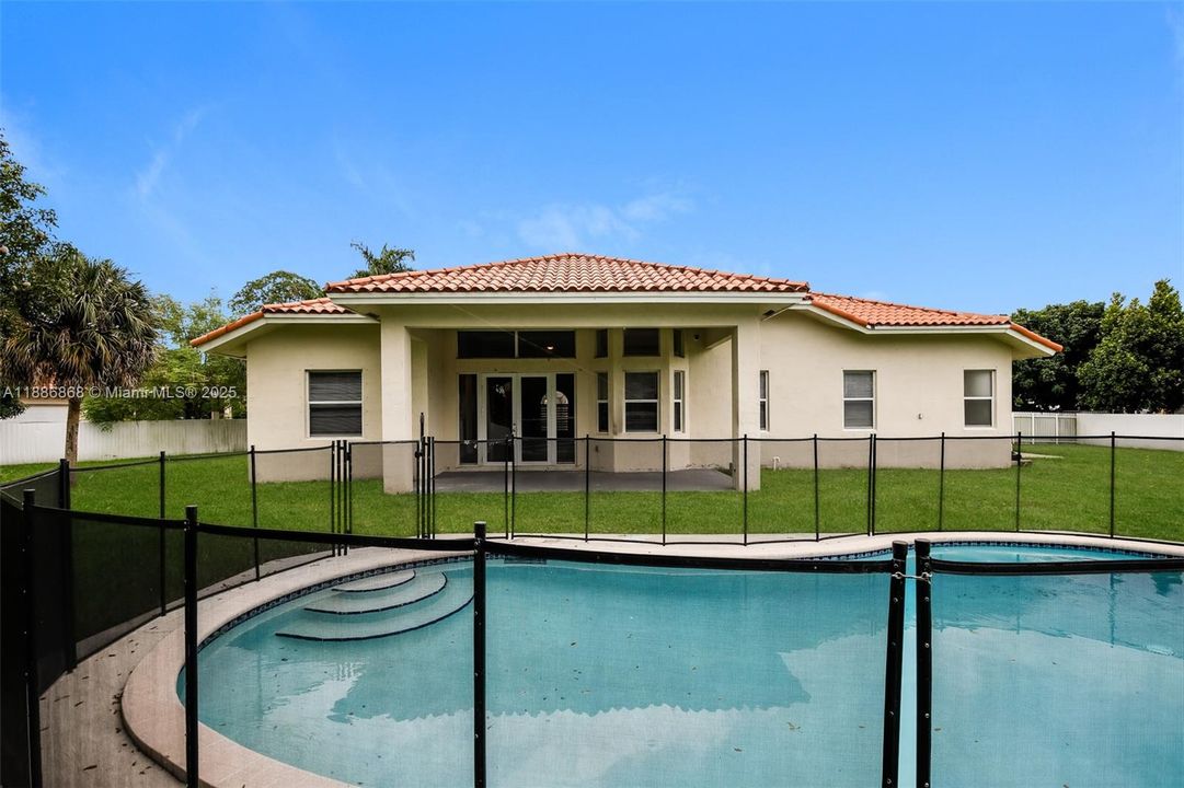 Recientemente alquilado: $3,675 (5 camas, 3 baños, 2600 Pies cuadrados)