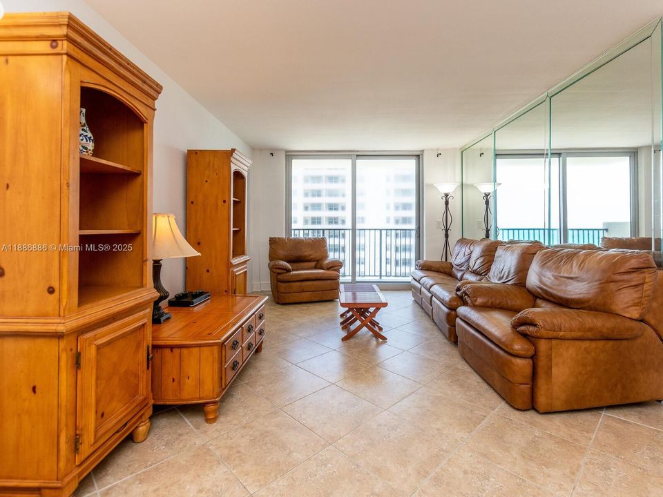 Recently Sold: $649,000 (2 beds, 2 baths, 1024 Square Feet)