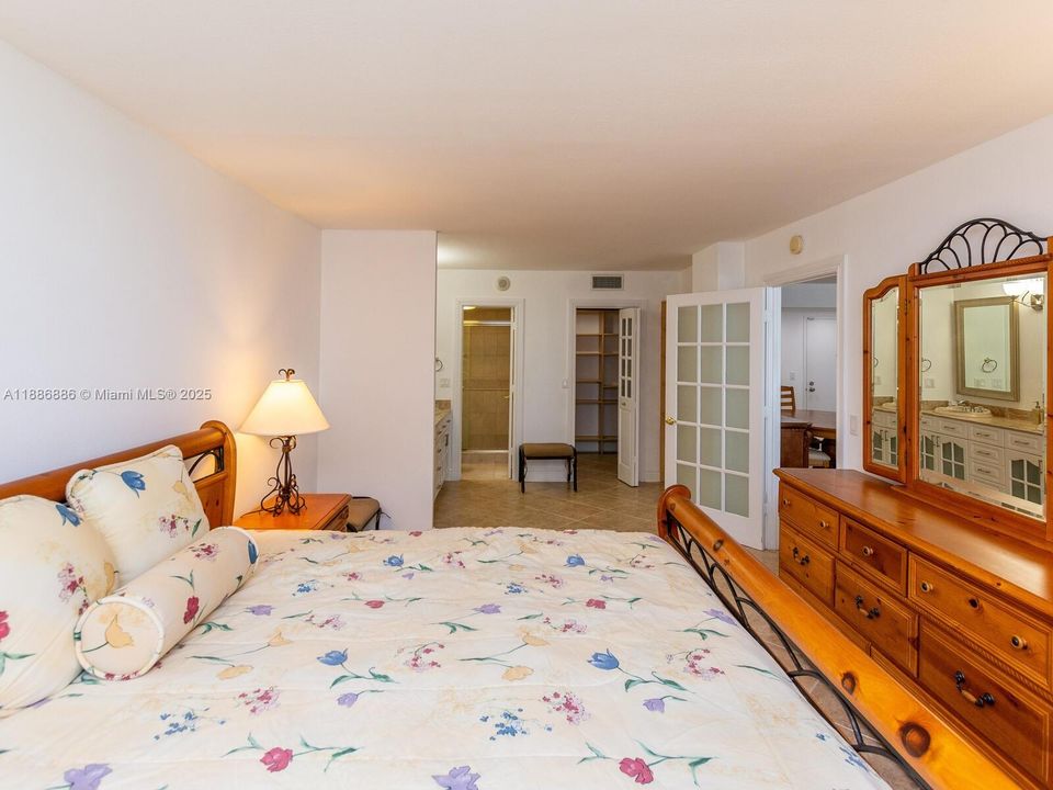 Recently Sold: $649,000 (2 beds, 2 baths, 1024 Square Feet)