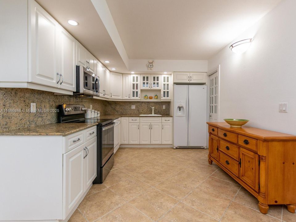 Recently Sold: $649,000 (2 beds, 2 baths, 1024 Square Feet)