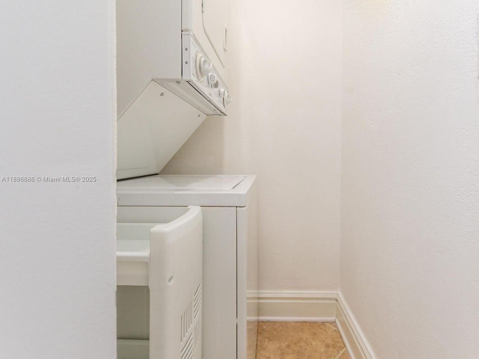 Recently Sold: $649,000 (2 beds, 2 baths, 1024 Square Feet)