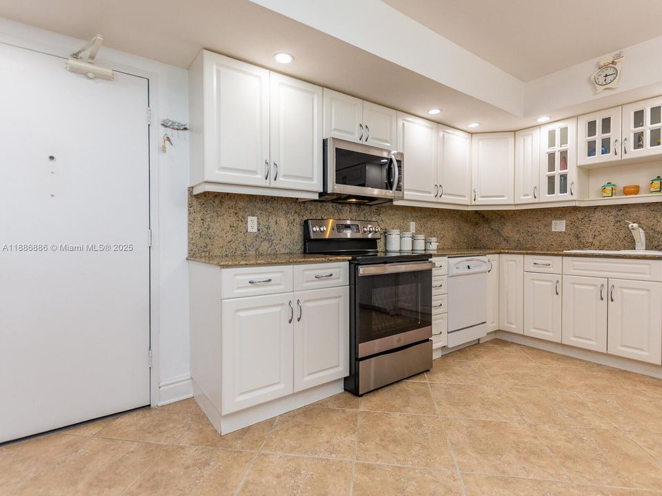 Recently Sold: $649,000 (2 beds, 2 baths, 1024 Square Feet)