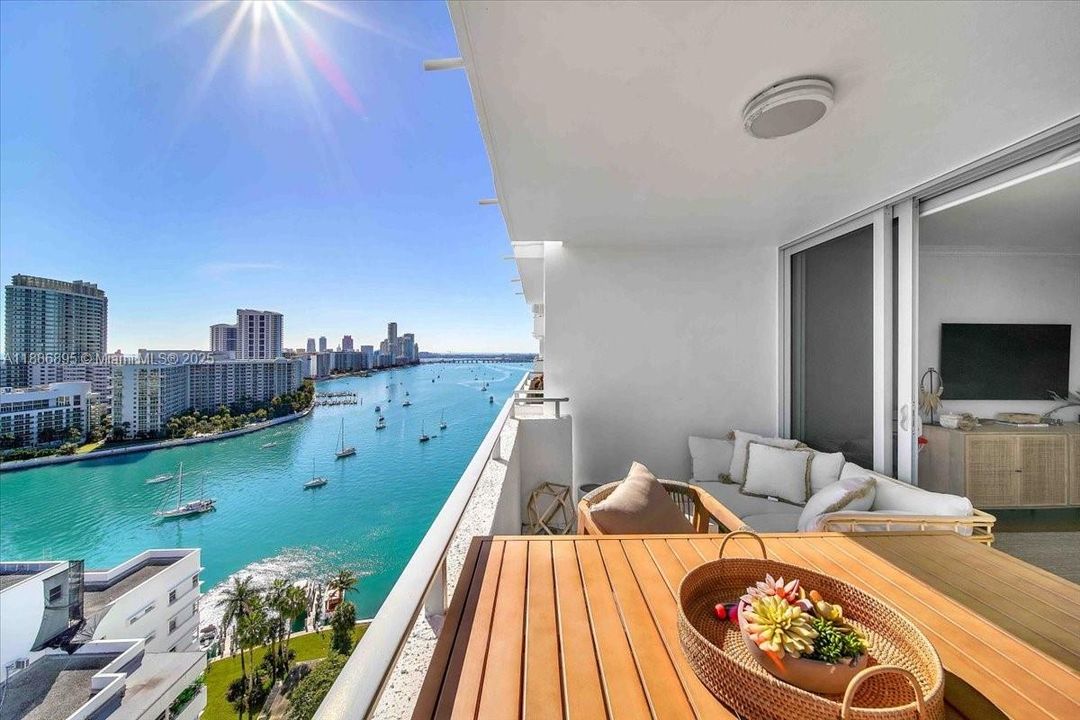 最近租的: $5,300 (2 贝兹, 2 浴室, 1372 平方英尺)