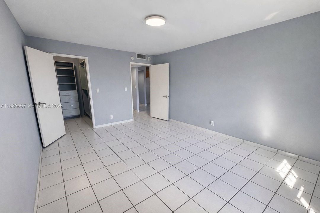 For Sale: $241,999 (1 beds, 1 baths, 770 Square Feet)