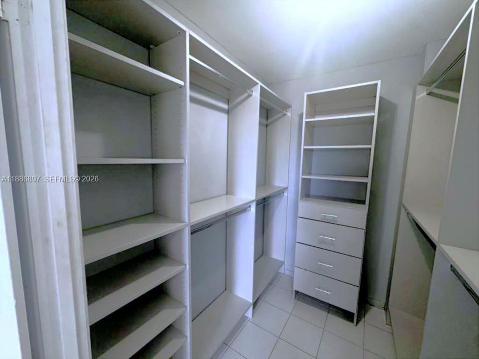 For Sale: $241,999 (1 beds, 1 baths, 770 Square Feet)