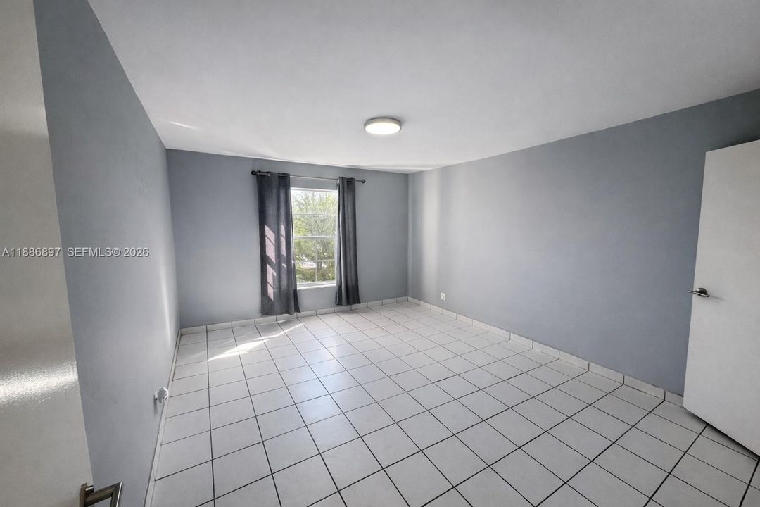 For Sale: $241,999 (1 beds, 1 baths, 770 Square Feet)
