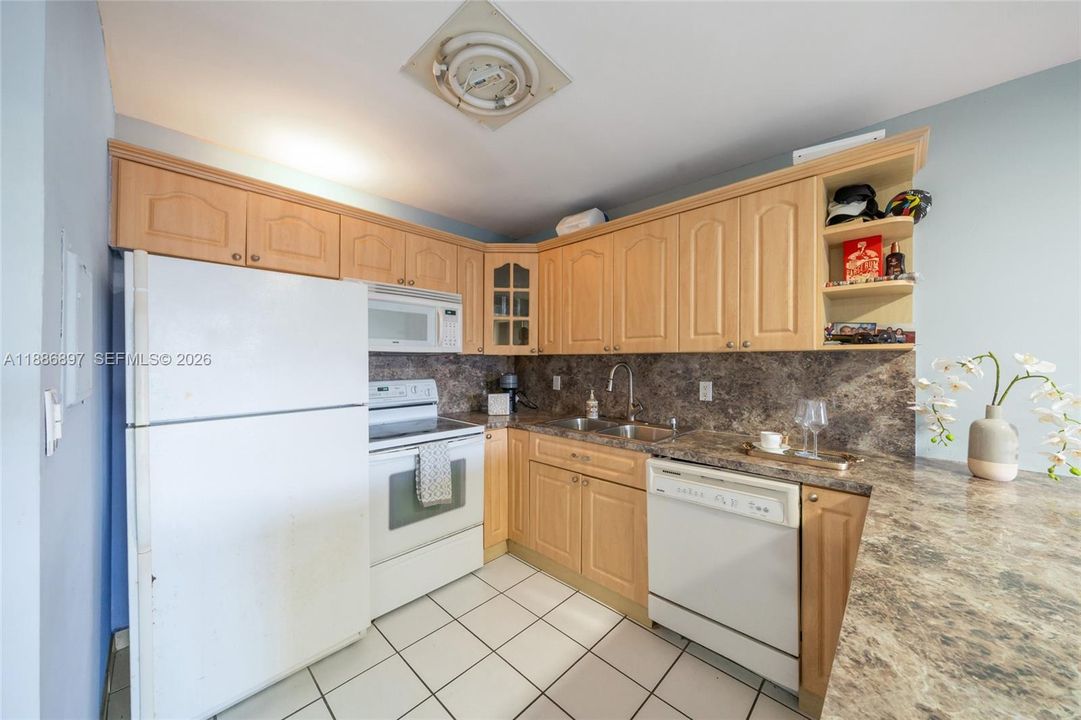 For Sale: $241,999 (1 beds, 1 baths, 770 Square Feet)